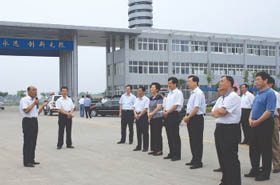 Chairman Yu Gui He introduced the situation of the enterprise to Sun Yongchun, director of the Yantai Municipal People's Congress, and Zhang Jiangting, deputy secretary of the Municipal Party Committee, and other leading comrades (July 2008)