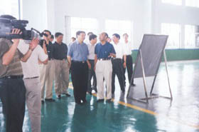 Jiang Daming, deputy secretary of the Shandong Provincial Party Committee, visited the company. (August 2004)