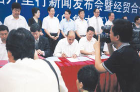 Wang Lequan, member of the Political Bureau of the CPC Central Committee, Secretary of the Party Committee of Xinjiang Uygur Autonomous Region, and Wang Renyuan, Vice Governor of Shandong Province, attended the signing ceremony of the Urumqi Heavy Industr