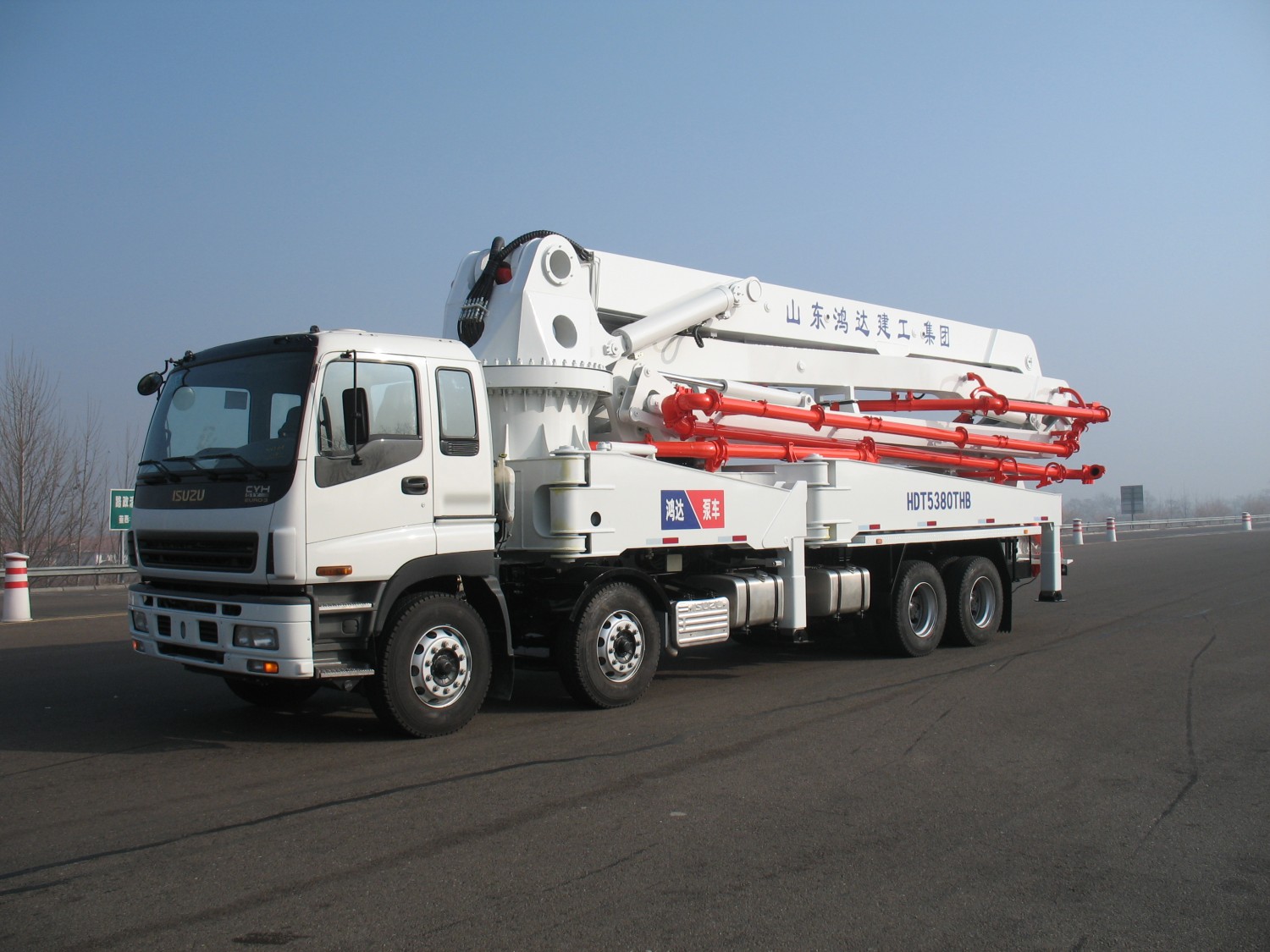 Truck-mounted concrete pump 